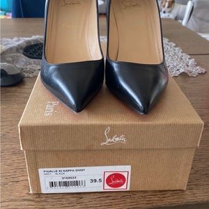 Christian Louboutin
Pigalle Follies 85 Leather Pump .